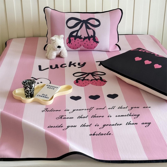 91家纺网 家纺一手货源 找家纺 顾里家纺 2026新款Chic风冰感纤维软席席子凉席 甜酷草莓