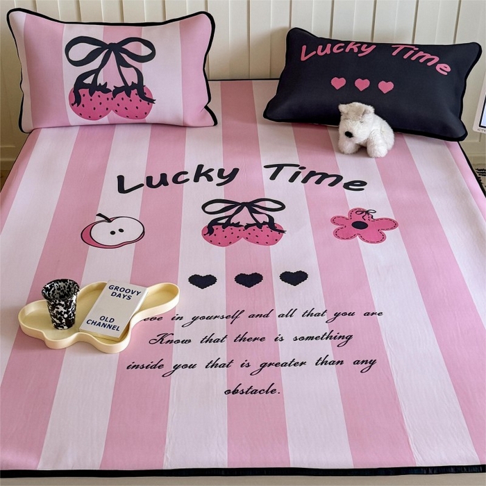 91家纺网 家纺一手货源 找家纺 顾里家纺 2026新款Chic风冰感纤维软席席子凉席 甜酷草莓