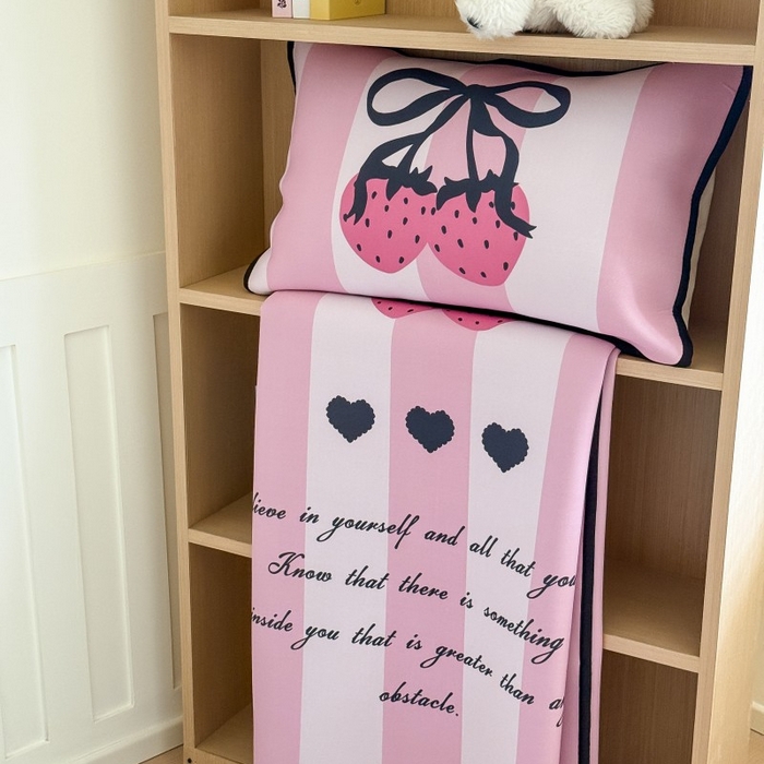 91家纺网 家纺一手货源 找家纺 顾里家纺 2026新款Chic风冰感纤维软席席子凉席 甜酷草莓