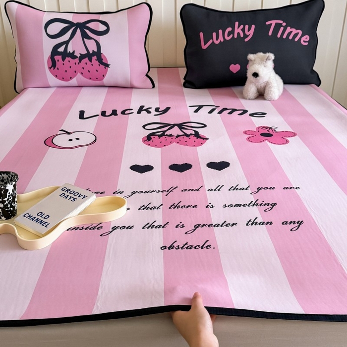 91家纺网 家纺一手货源 找家纺 顾里家纺 2026新款Chic风冰感纤维软席席子凉席 甜酷草莓