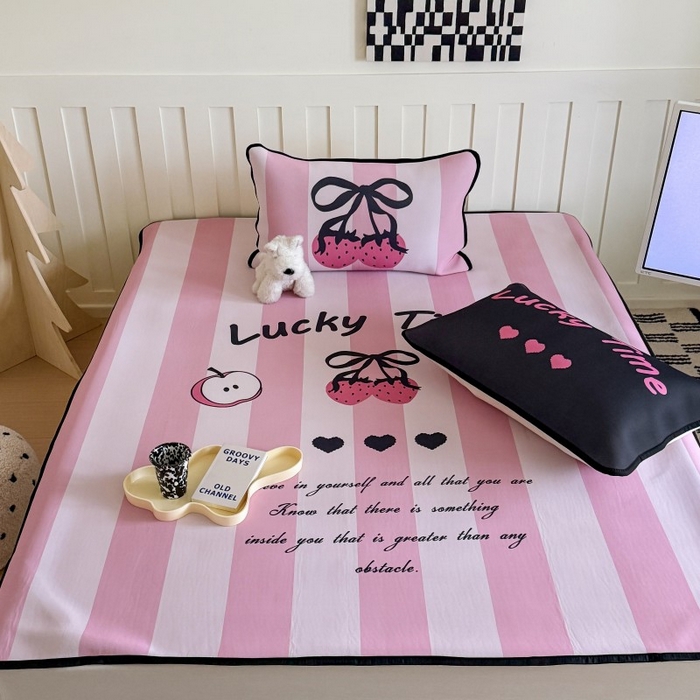 91家纺网 家纺一手货源 找家纺 顾里家纺 2026新款Chic风冰感纤维软席席子凉席 甜酷草莓