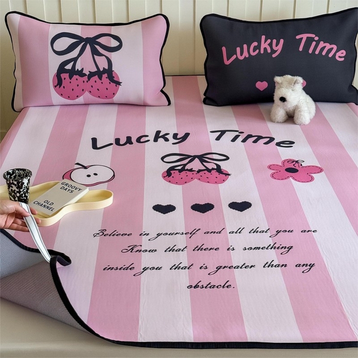 91家纺网 家纺一手货源 找家纺 顾里家纺 2026新款Chic风冰感纤维软席席子凉席 甜酷草莓