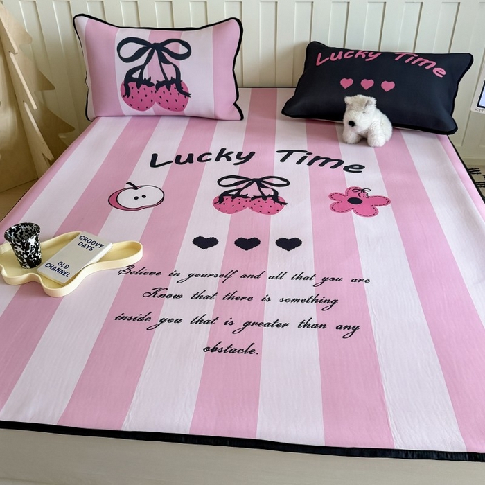 91家纺网 家纺一手货源 找家纺 顾里家纺 2026新款Chic风冰感纤维软席席子凉席 甜酷草莓