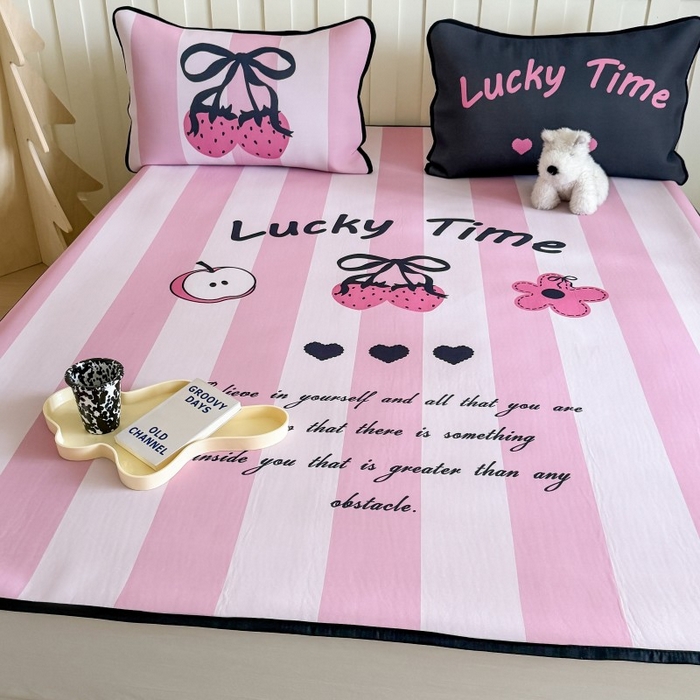 91家纺网 家纺一手货源 找家纺 顾里家纺 2026新款Chic风冰感纤维软席席子凉席 甜酷草莓