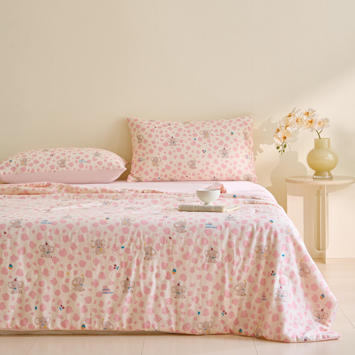 91家纺网 家纺一手货源 找家纺 宜代光年 2026春夏新款全棉双层纱凉感夏被夏凉被空调被 樱桃粉象