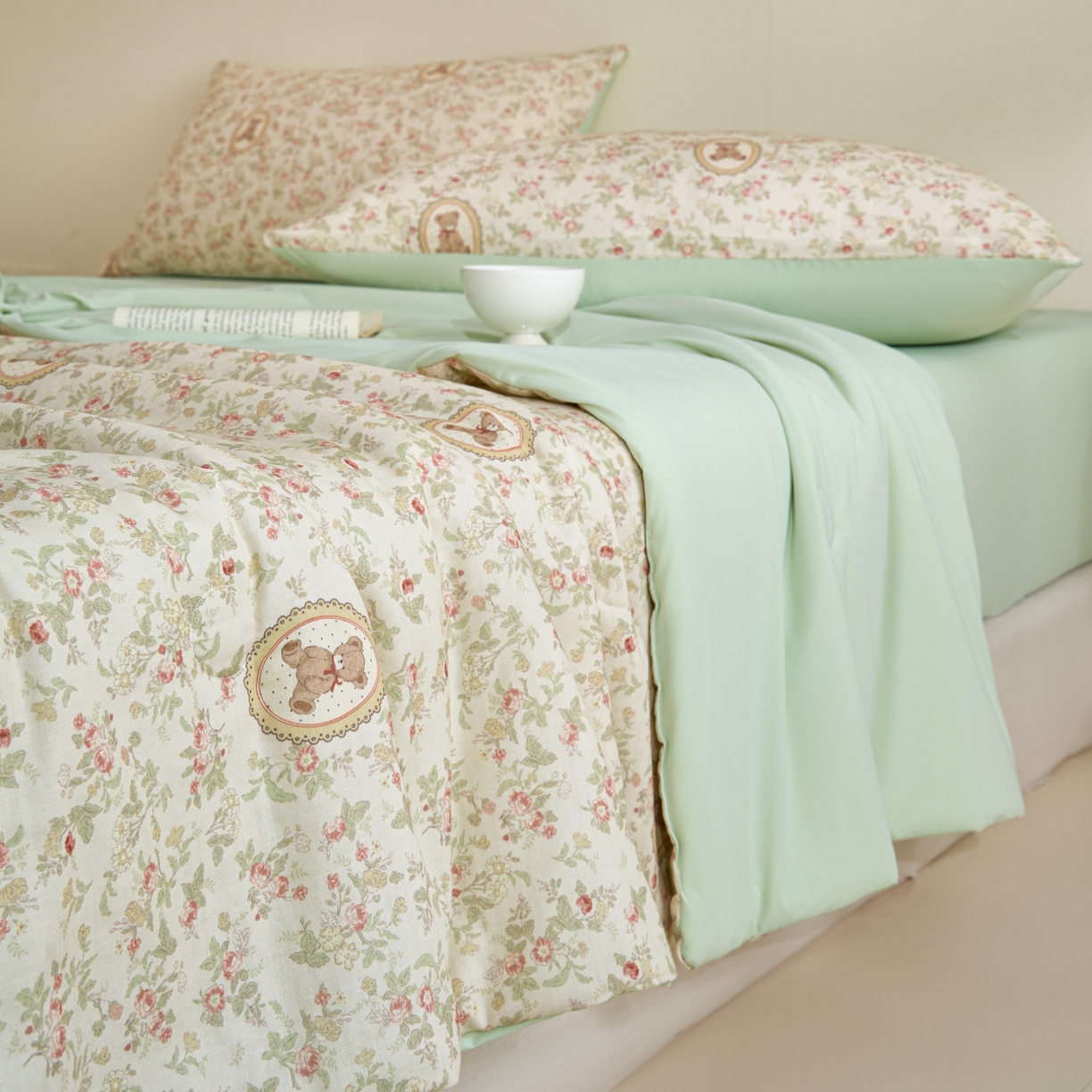 91家纺网 家纺一手货源 找家纺 宜代光年 2026春夏新款全棉双层纱凉感夏被夏凉被空调被 森系小熊-绿