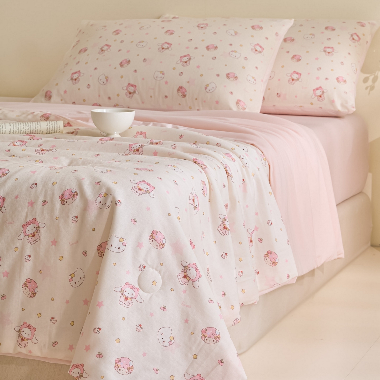 91家纺网 家纺一手货源 找家纺 宜代光年 2026春夏新款全棉双层纱凉感夏被夏凉被空调被 甜梦凯蒂