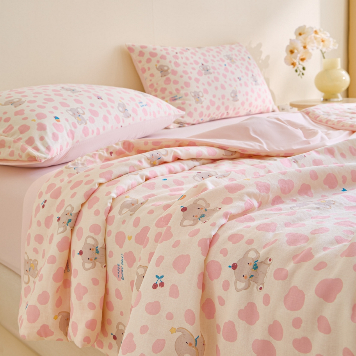 91家纺网 家纺一手货源 找家纺 宜代光年 2026春夏新款全棉双层纱凉感夏被夏凉被空调被 樱桃粉象