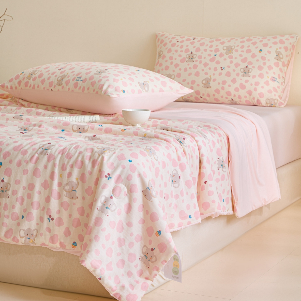 91家纺网 家纺一手货源 找家纺 宜代光年 2026春夏新款全棉双层纱凉感夏被夏凉被空调被 樱桃粉象