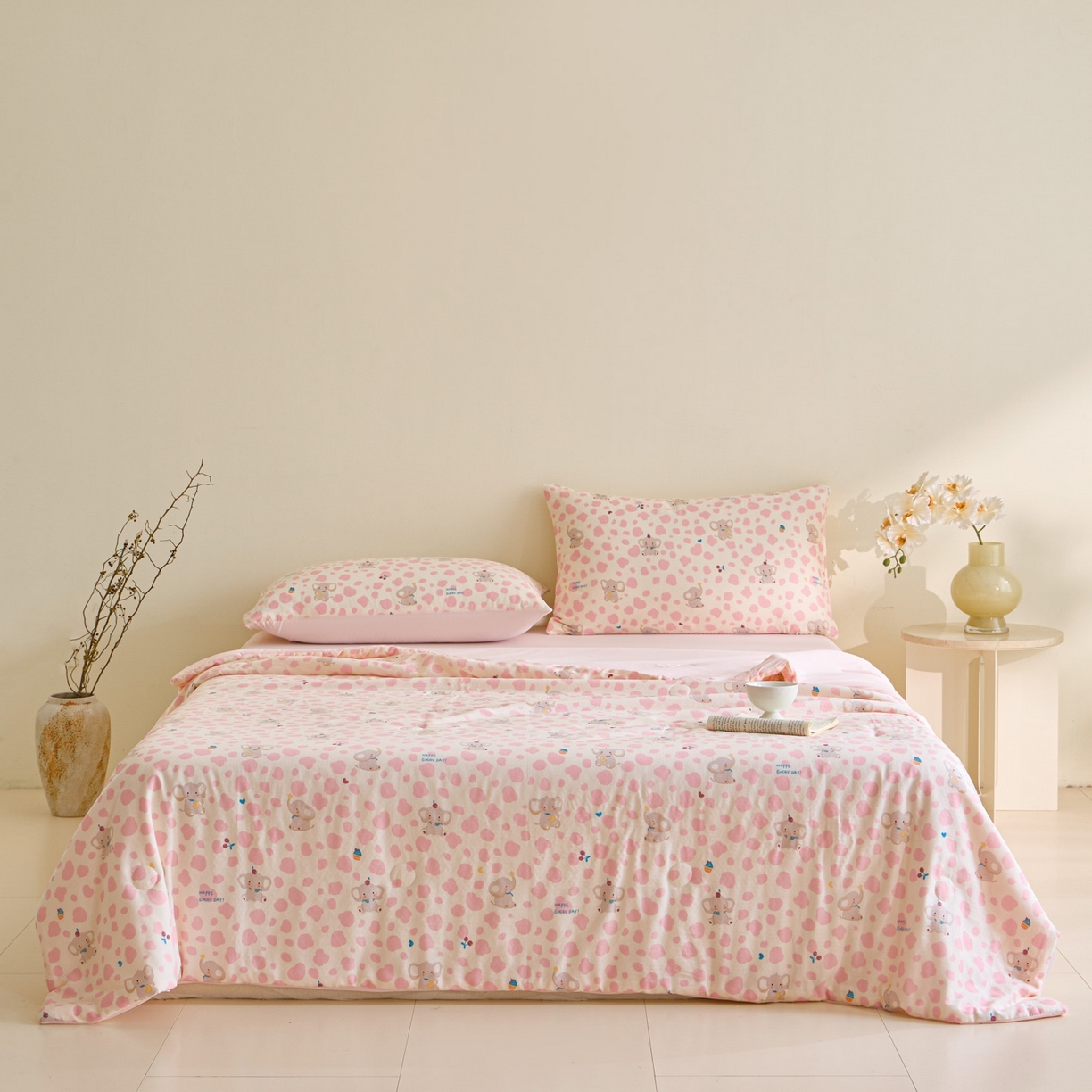 91家纺网 家纺一手货源 找家纺 宜代光年 2026春夏新款全棉双层纱凉感夏被夏凉被空调被 樱桃粉象