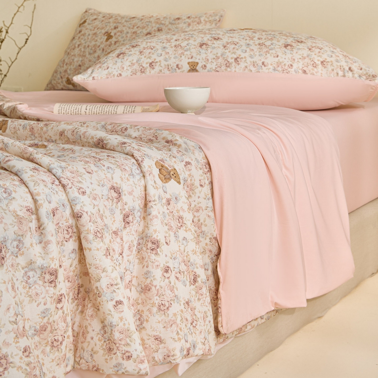 91家纺网 家纺一手货源 找家纺 宜代光年 2026春夏新款全棉双层纱凉感夏被夏凉被空调被 森系小熊-粉