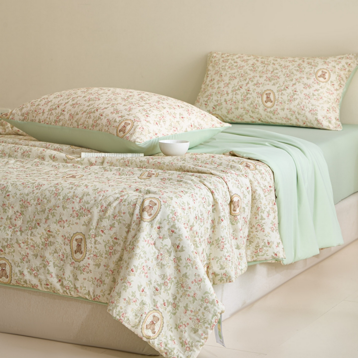 91家纺网 家纺一手货源 找家纺 宜代光年 2026春夏新款全棉双层纱凉感夏被夏凉被空调被 森系小熊-绿