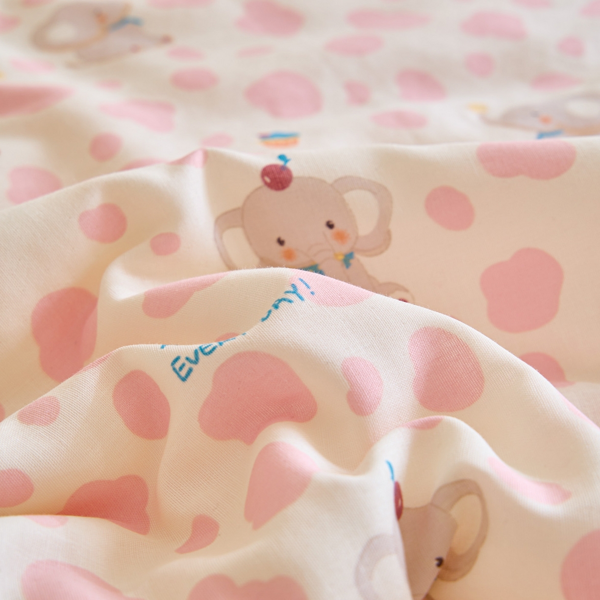 91家纺网 家纺一手货源 找家纺 宜代光年 2026春夏新款全棉双层纱凉感夏被夏凉被空调被 樱桃粉象