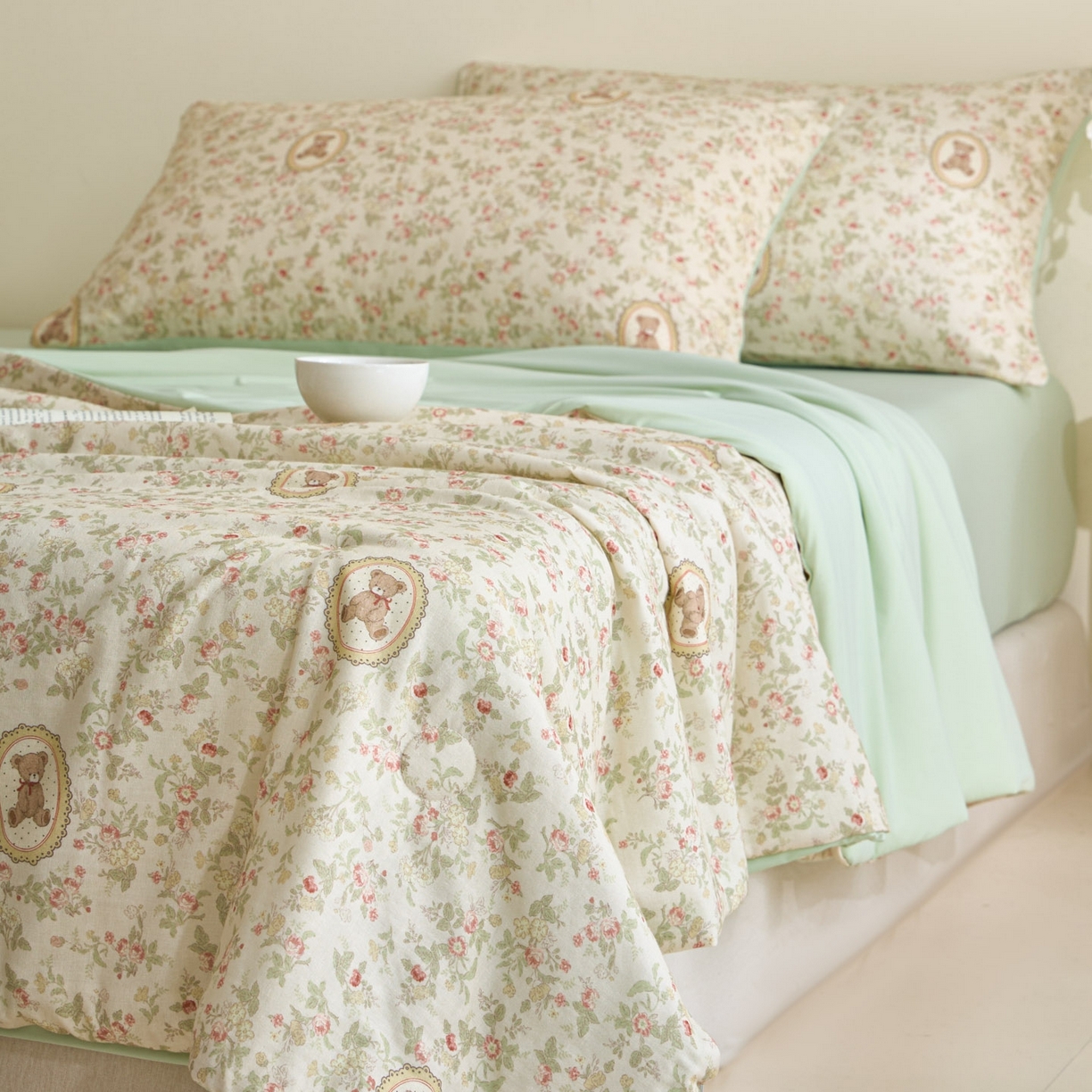 91家纺网 家纺一手货源 找家纺 宜代光年 2026春夏新款全棉双层纱凉感夏被夏凉被空调被 森系小熊-绿