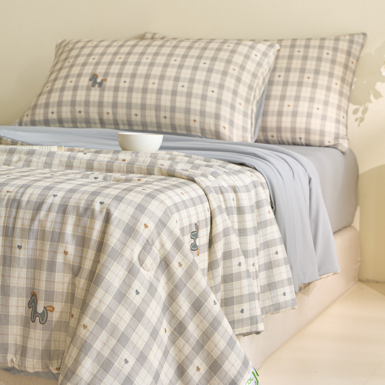 91家纺网 家纺一手货源 找家纺 宜代光年 2026春夏新款全棉双层纱凉感夏被夏凉被空调被 奶杏格调