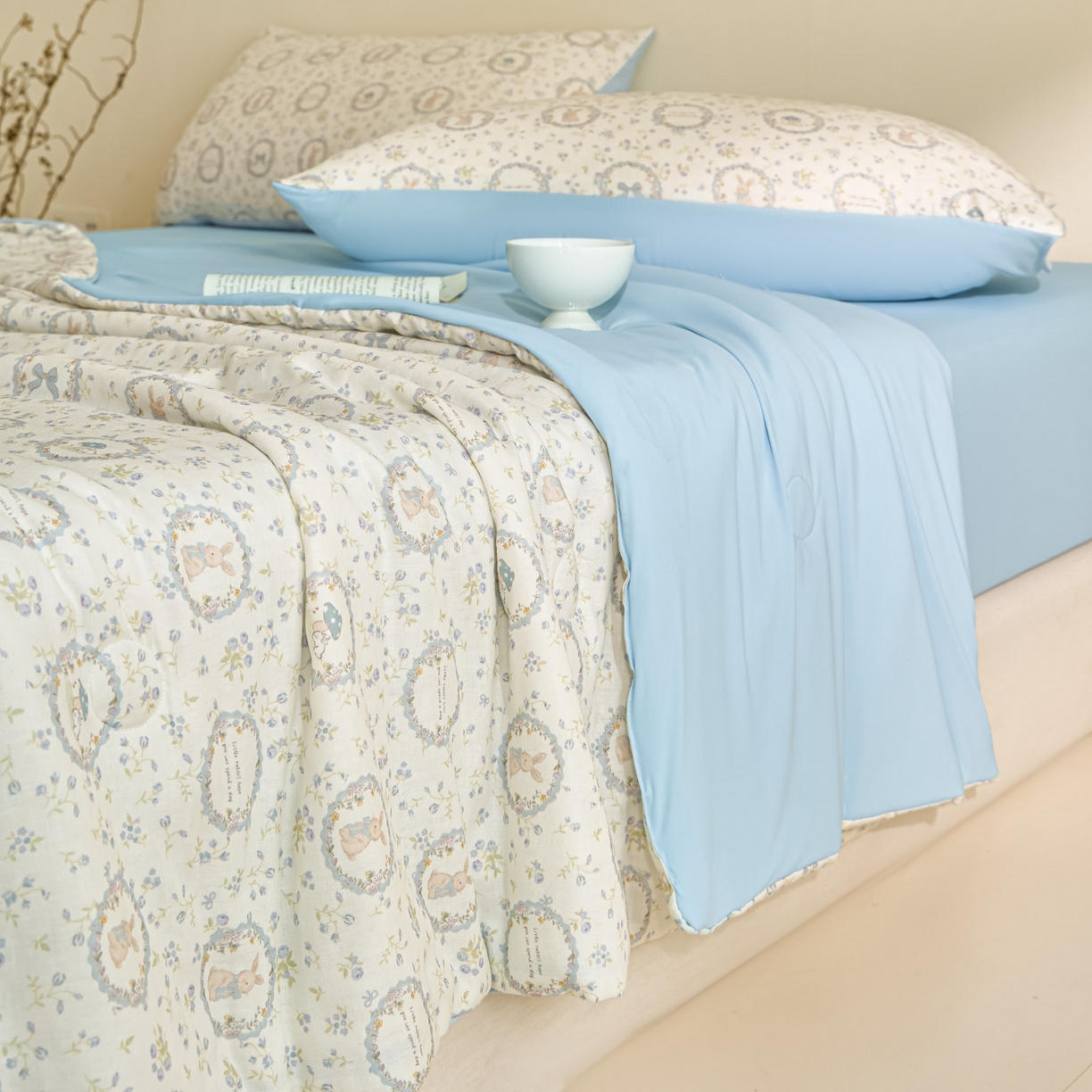 91家纺网 家纺一手货源 找家纺 宜代光年 2026春夏新款全棉双层纱凉感夏被夏凉被空调被 晴空小兔