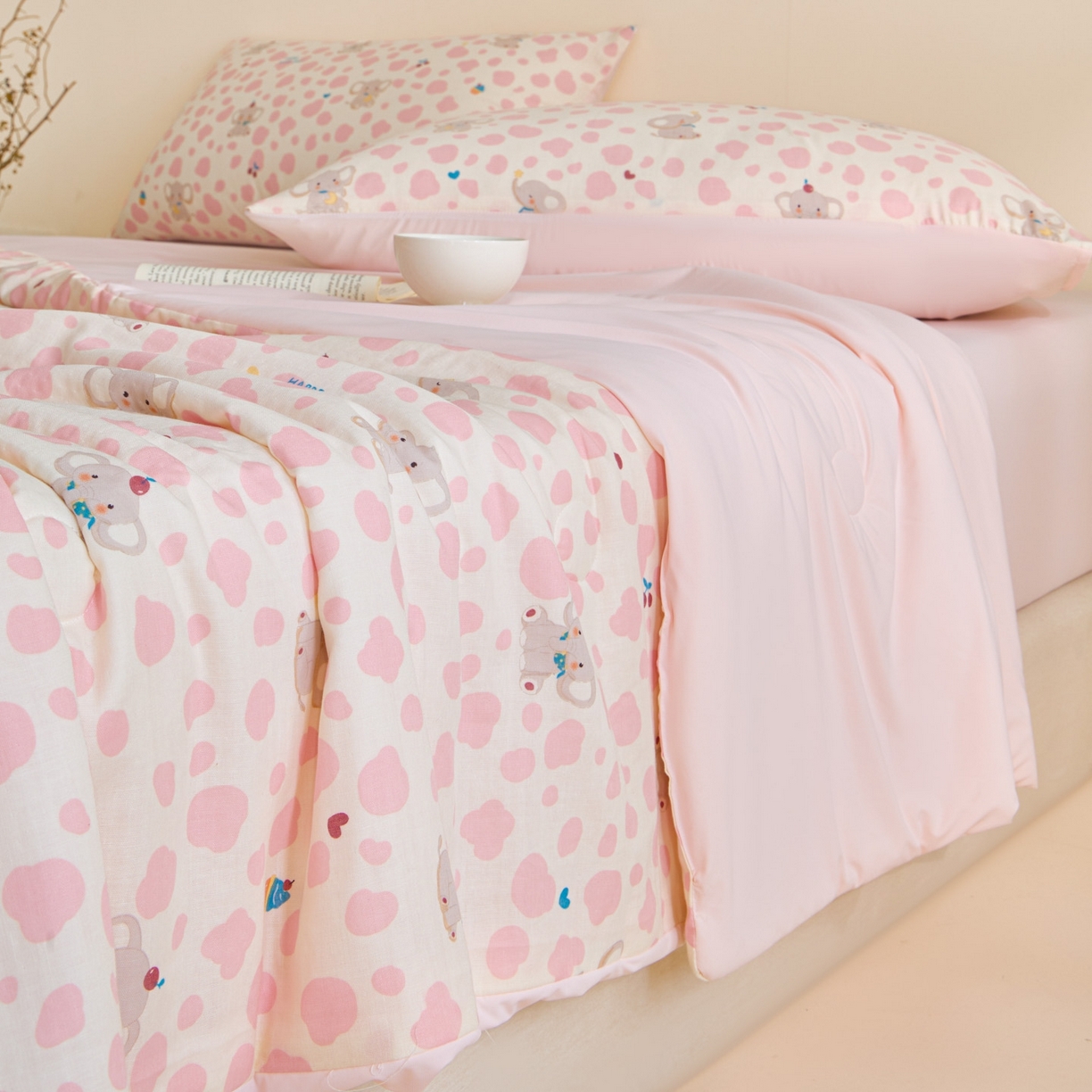 91家纺网 家纺一手货源 找家纺 宜代光年 2026春夏新款全棉双层纱凉感夏被夏凉被空调被 樱桃粉象