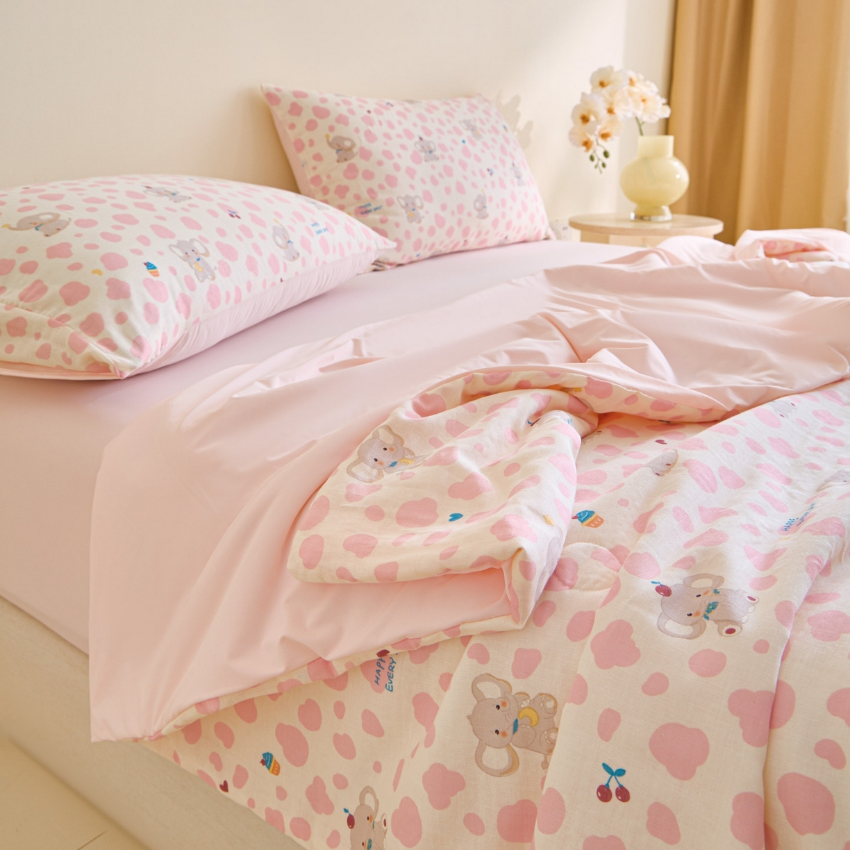 91家纺网 家纺一手货源 找家纺 宜代光年 2026春夏新款全棉双层纱凉感夏被夏凉被空调被 樱桃粉象