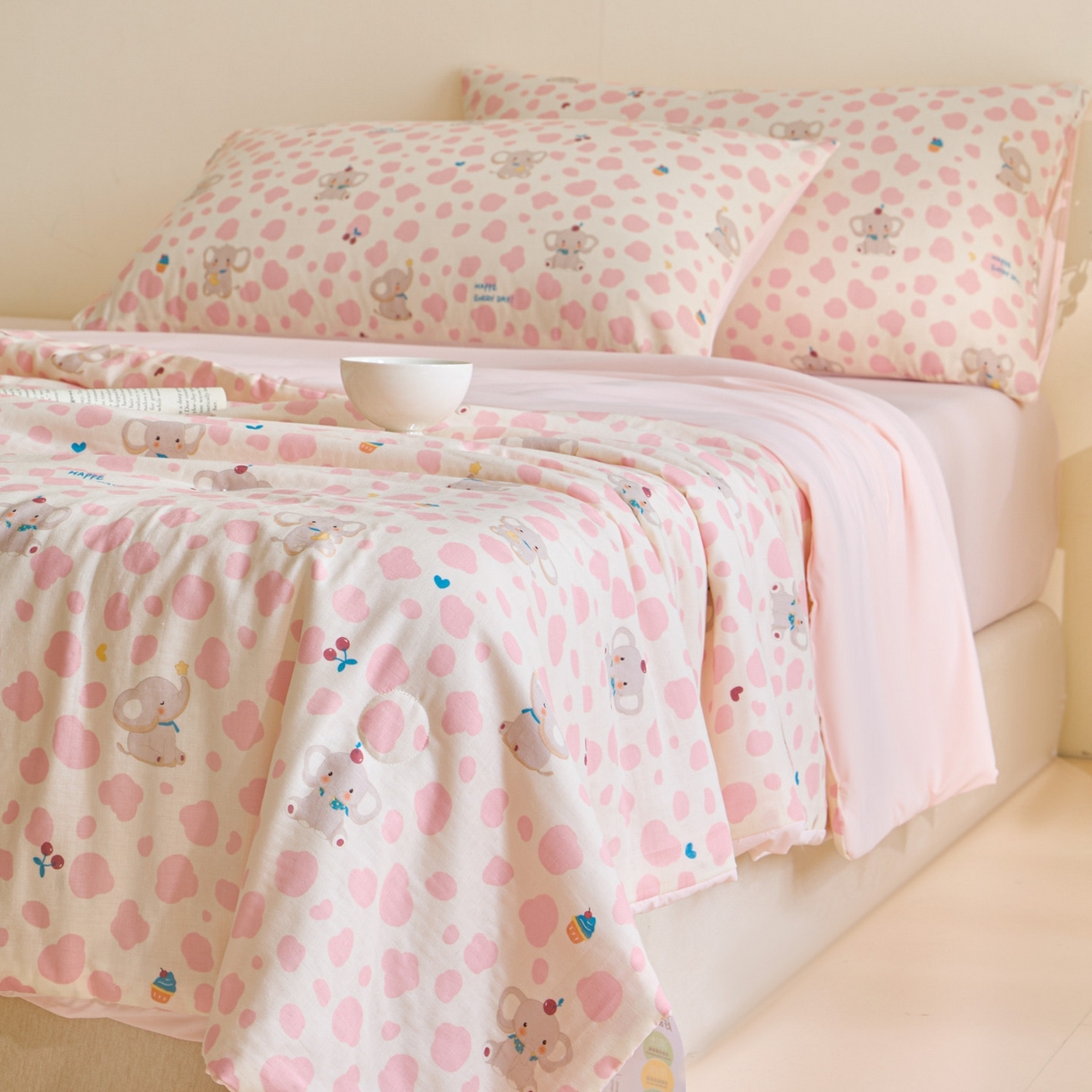 91家纺网 家纺一手货源 找家纺 宜代光年 2026春夏新款全棉双层纱凉感夏被夏凉被空调被 樱桃粉象