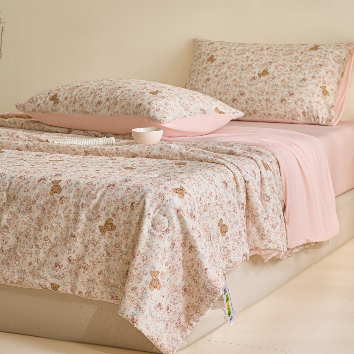 91家纺网 家纺一手货源 找家纺 宜代光年 2026春夏新款全棉双层纱凉感夏被夏凉被空调被 森系小熊-粉