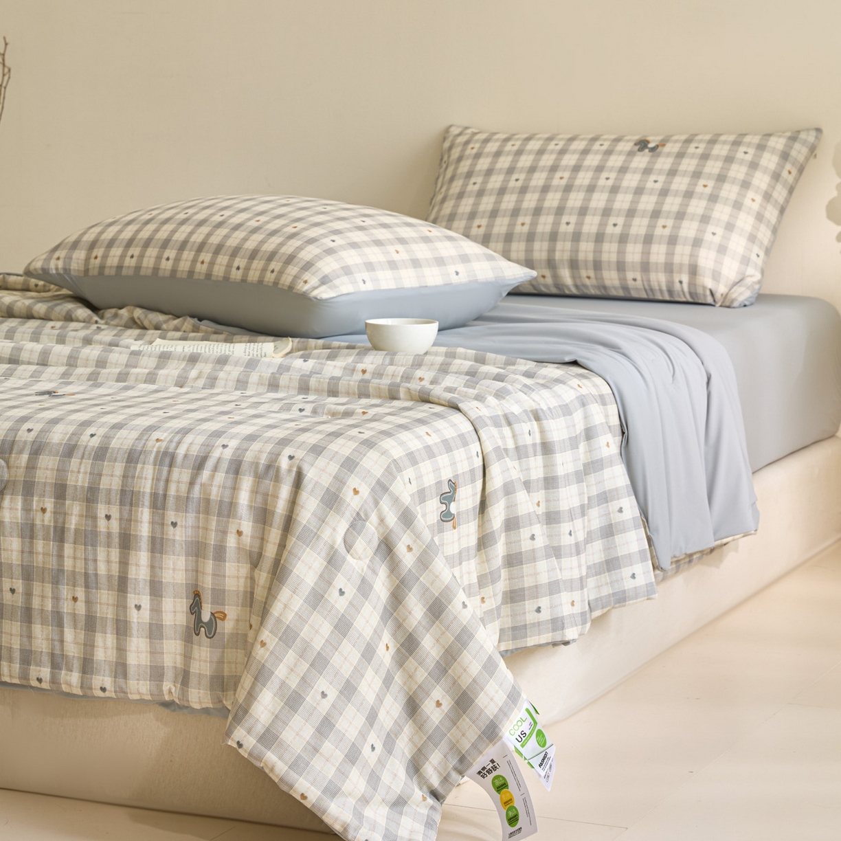 91家纺网 家纺一手货源 找家纺 宜代光年 2026春夏新款全棉双层纱凉感夏被夏凉被空调被 奶杏格调