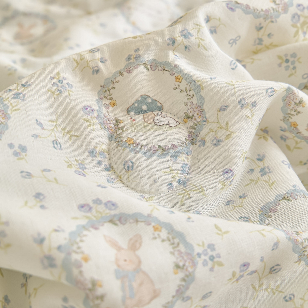 91家纺网 家纺一手货源 找家纺 宜代光年 2026春夏新款全棉双层纱凉感夏被夏凉被空调被 晴空小兔