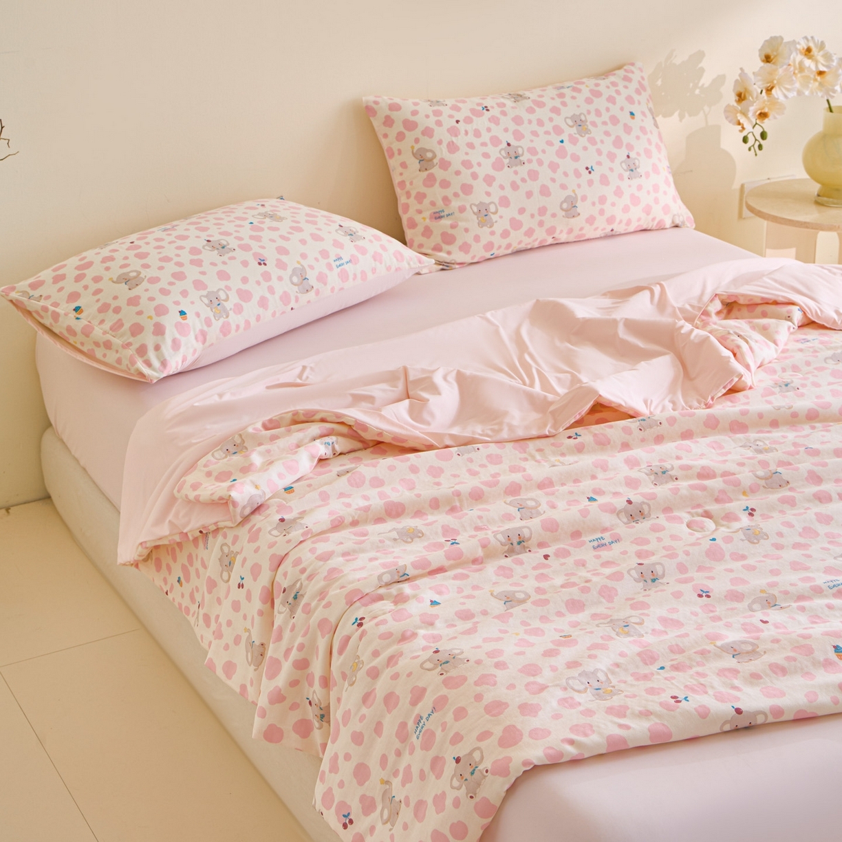 91家纺网 家纺一手货源 找家纺 宜代光年 2026春夏新款全棉双层纱凉感夏被夏凉被空调被 樱桃粉象