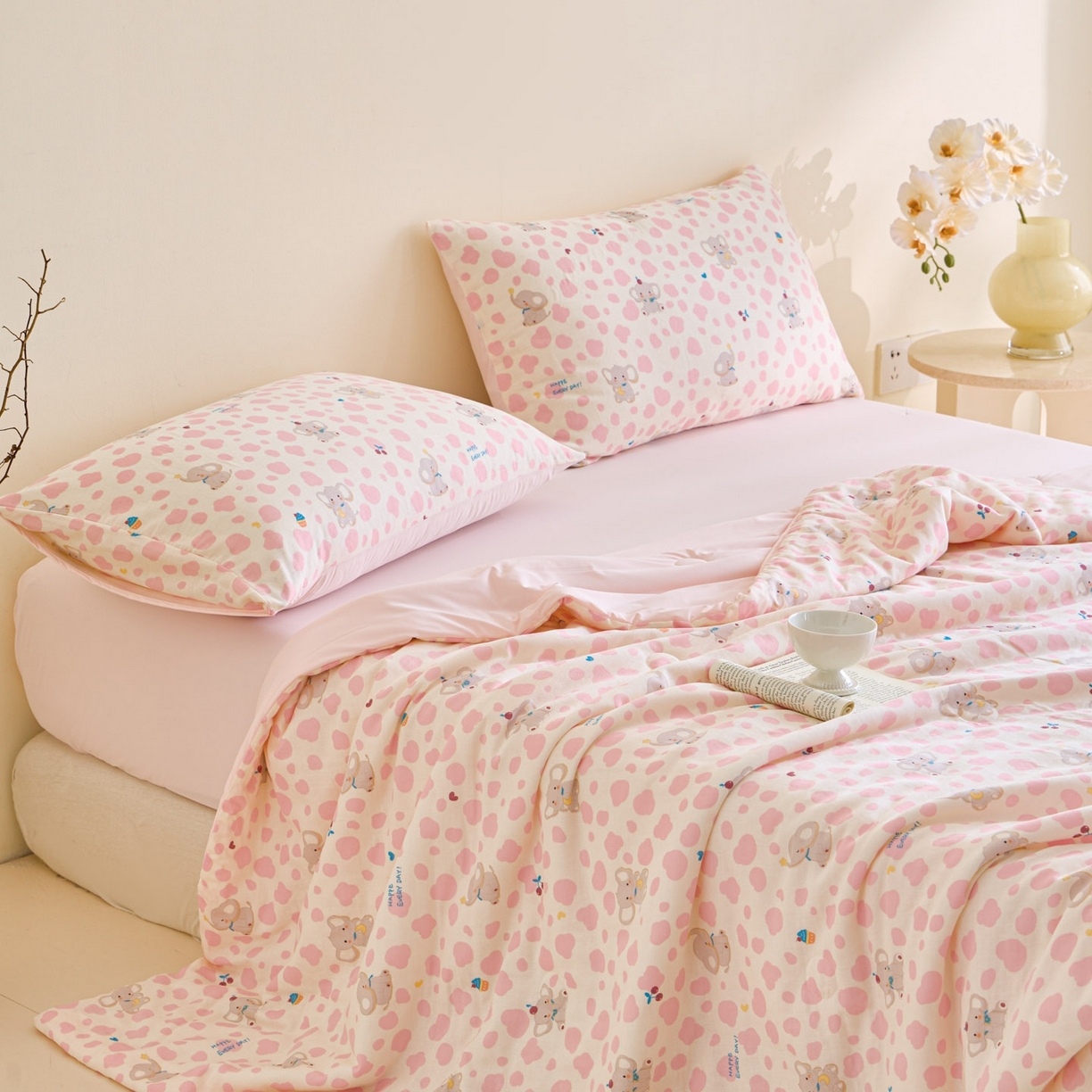 91家纺网 家纺一手货源 找家纺 宜代光年 2026春夏新款全棉双层纱凉感夏被夏凉被空调被 樱桃粉象