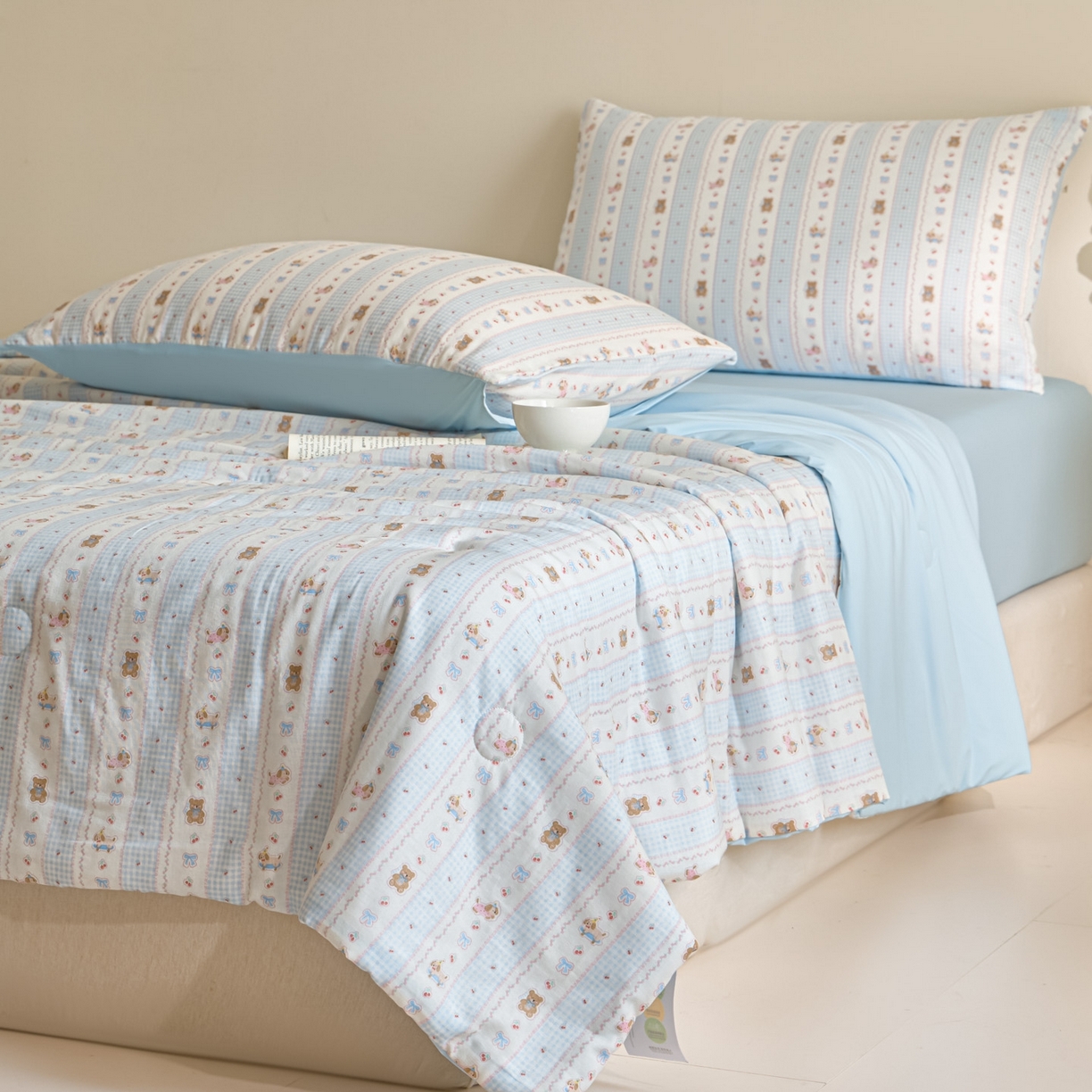 91家纺网 家纺一手货源 找家纺 宜代光年 2026春夏新款全棉双层纱凉感夏被夏凉被空调被 海盐小熊