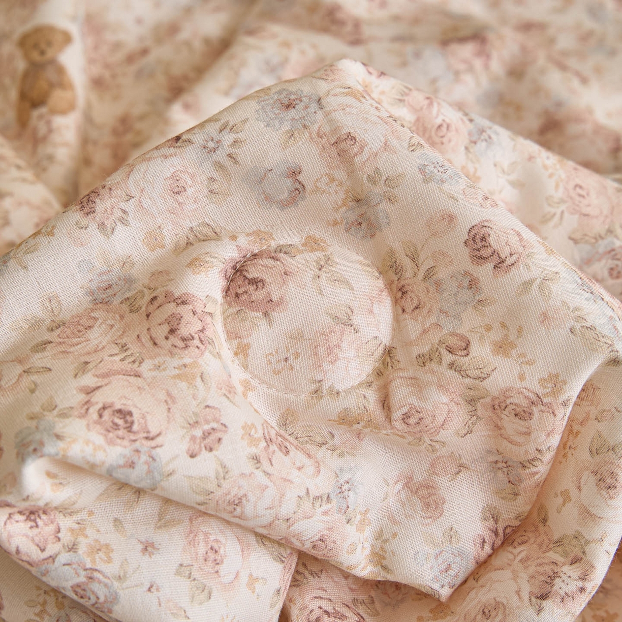 91家纺网 家纺一手货源 找家纺 宜代光年 2026春夏新款全棉双层纱凉感夏被夏凉被空调被 森系小熊-粉