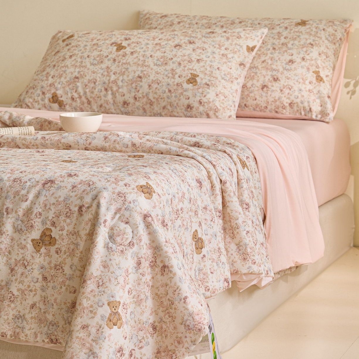 91家纺网 家纺一手货源 找家纺 宜代光年 2026春夏新款全棉双层纱凉感夏被夏凉被空调被 森系小熊-粉