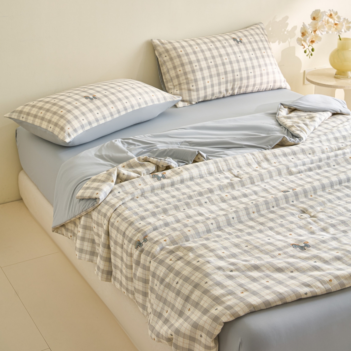 91家纺网 家纺一手货源 找家纺 宜代光年 2026春夏新款全棉双层纱凉感夏被夏凉被空调被 奶杏格调