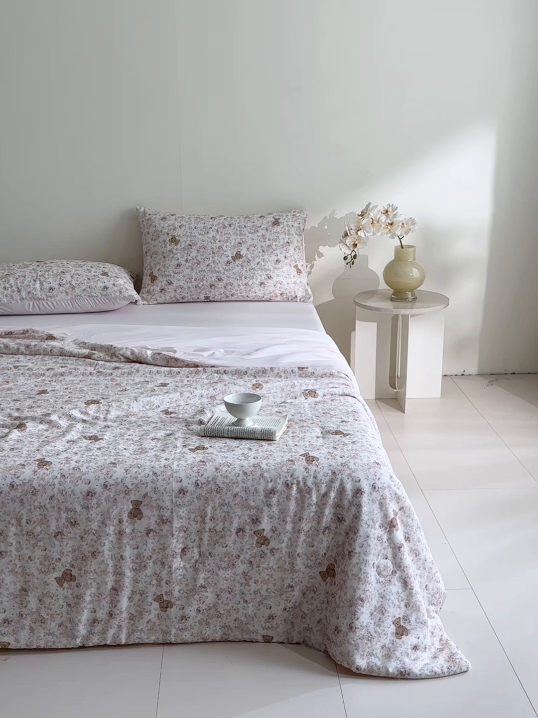 91家纺网 家纺一手货源 找家纺 宜代光年 2026春夏新款全棉双层纱凉感夏被夏凉被空调被 森系小熊-粉