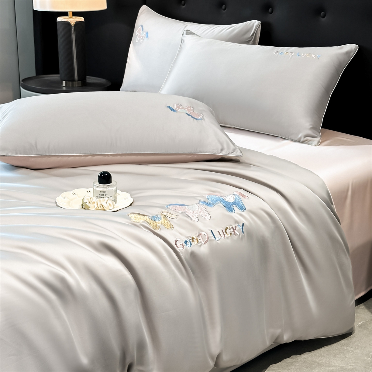 91家纺网 家纺一手货源 找家纺 （总）小久久（小九九） 2026新款水洗冰丝刺绣以梦为马四件套