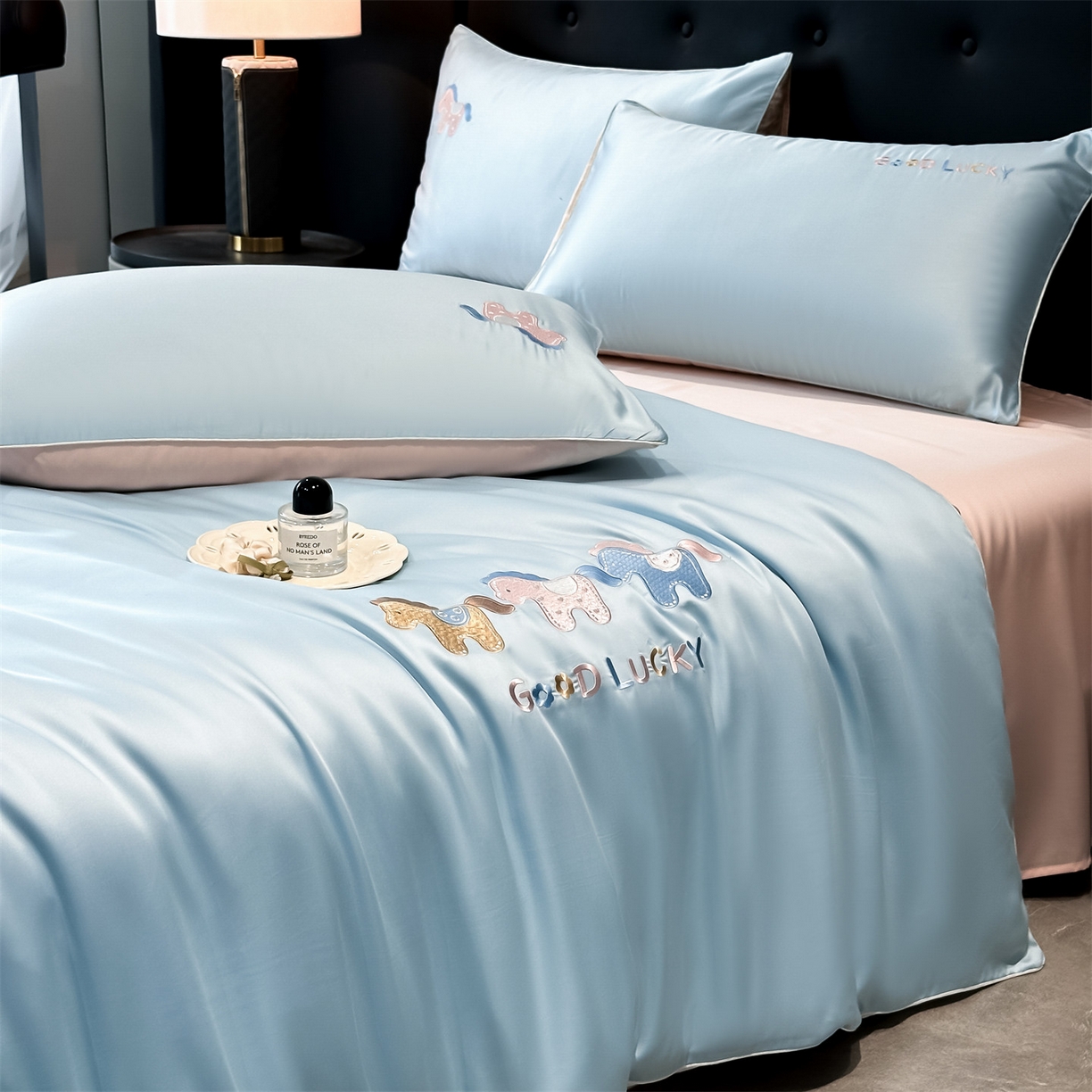 91家纺网 家纺一手货源 找家纺 小久久（小九九） 2026新款水洗冰丝刺绣以梦为马四件套 天空蓝+梧桐杏