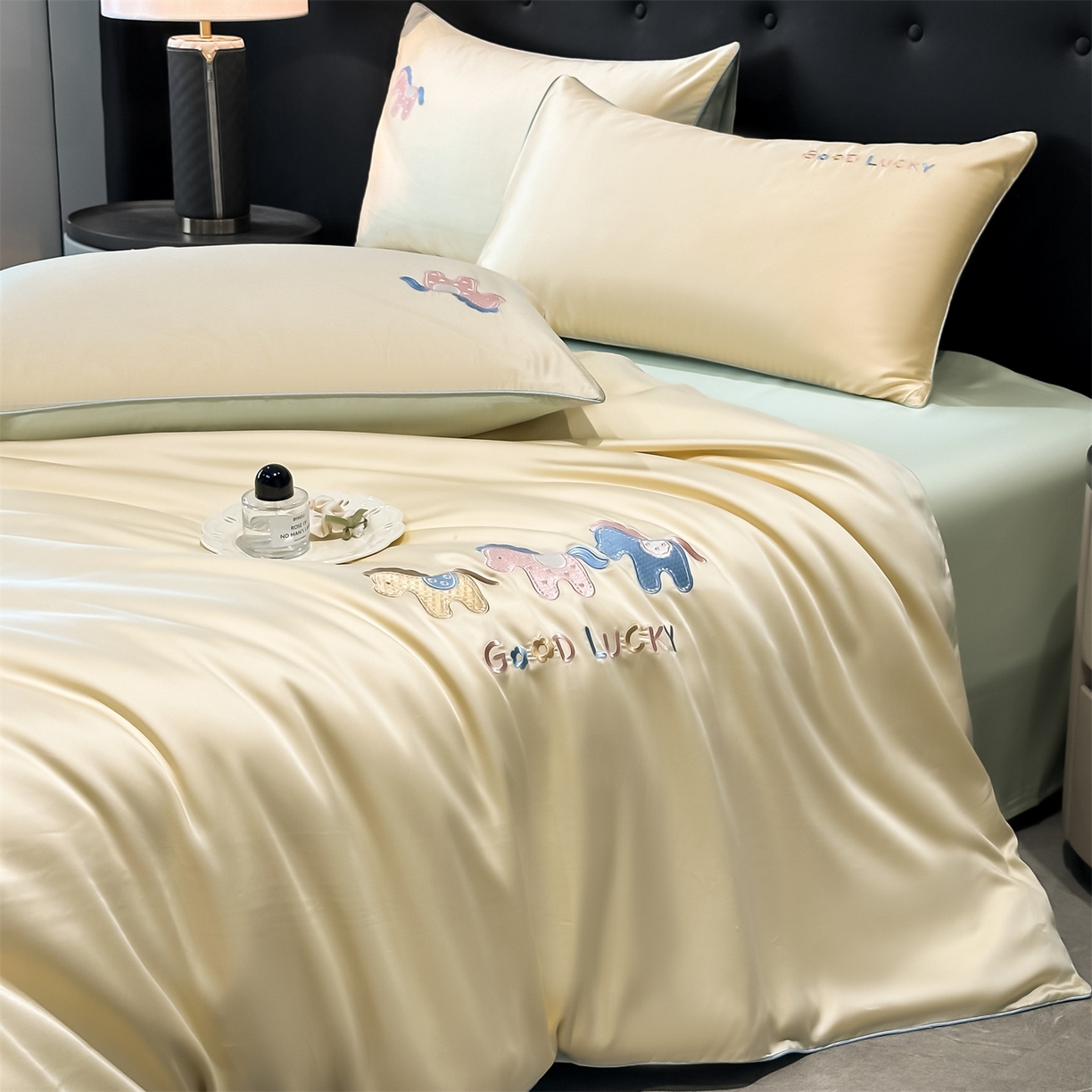 91家纺网 家纺一手货源 找家纺 （总）小久久（小九九） 2026新款水洗冰丝刺绣以梦为马四件套