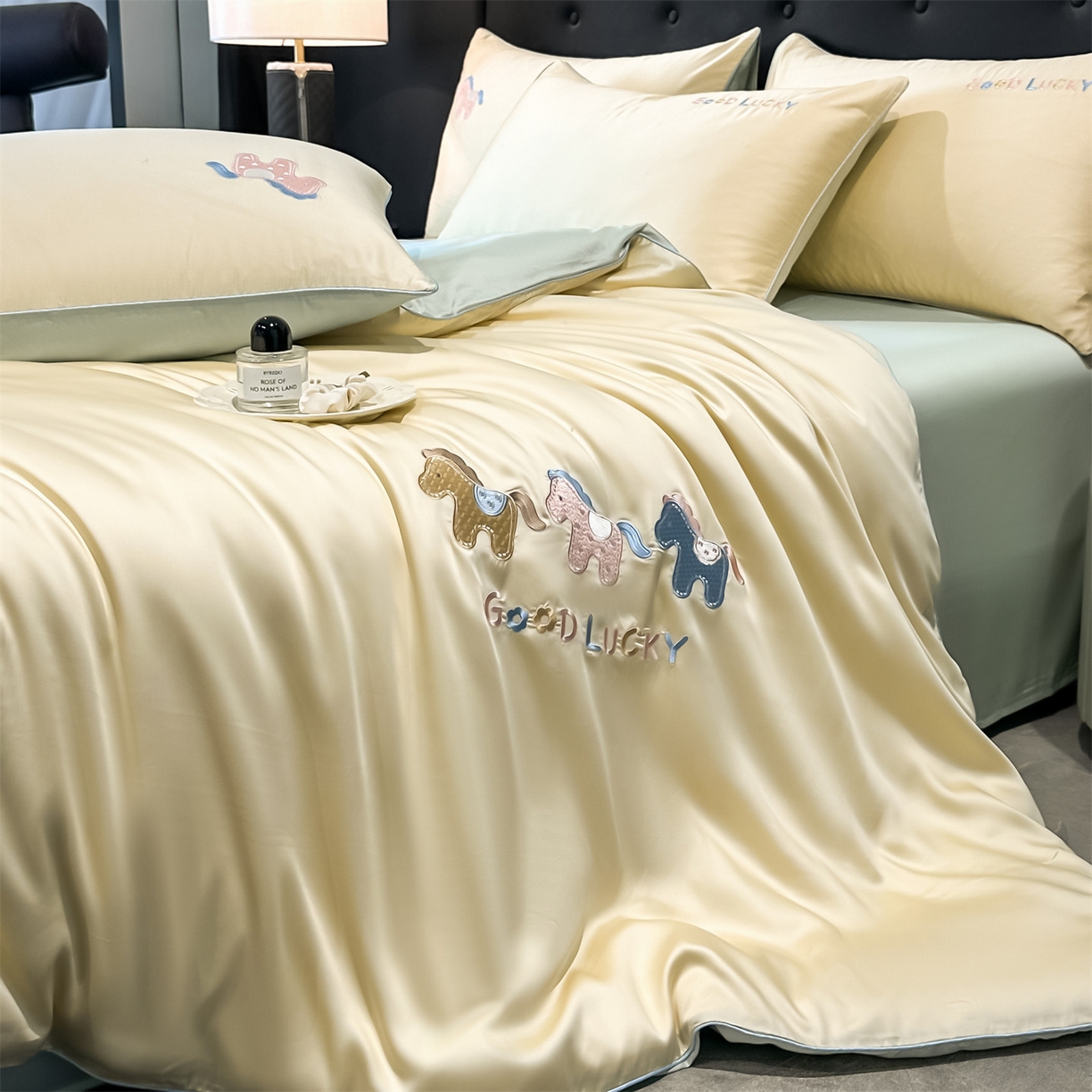 91家纺网 家纺一手货源 找家纺 （总）小久久（小九九） 2026新款水洗冰丝刺绣以梦为马四件套