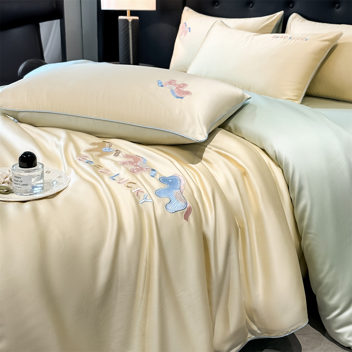 91家纺网 家纺一手货源 找家纺 （总）小久久（小九九） 2026新款水洗冰丝刺绣以梦为马四件套