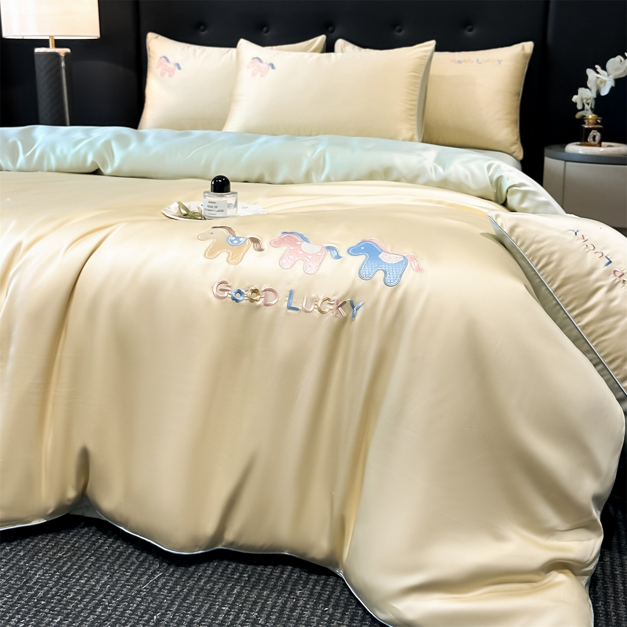 91家纺网 家纺一手货源 找家纺 （总）小久久（小九九） 2026新款水洗冰丝刺绣以梦为马四件套