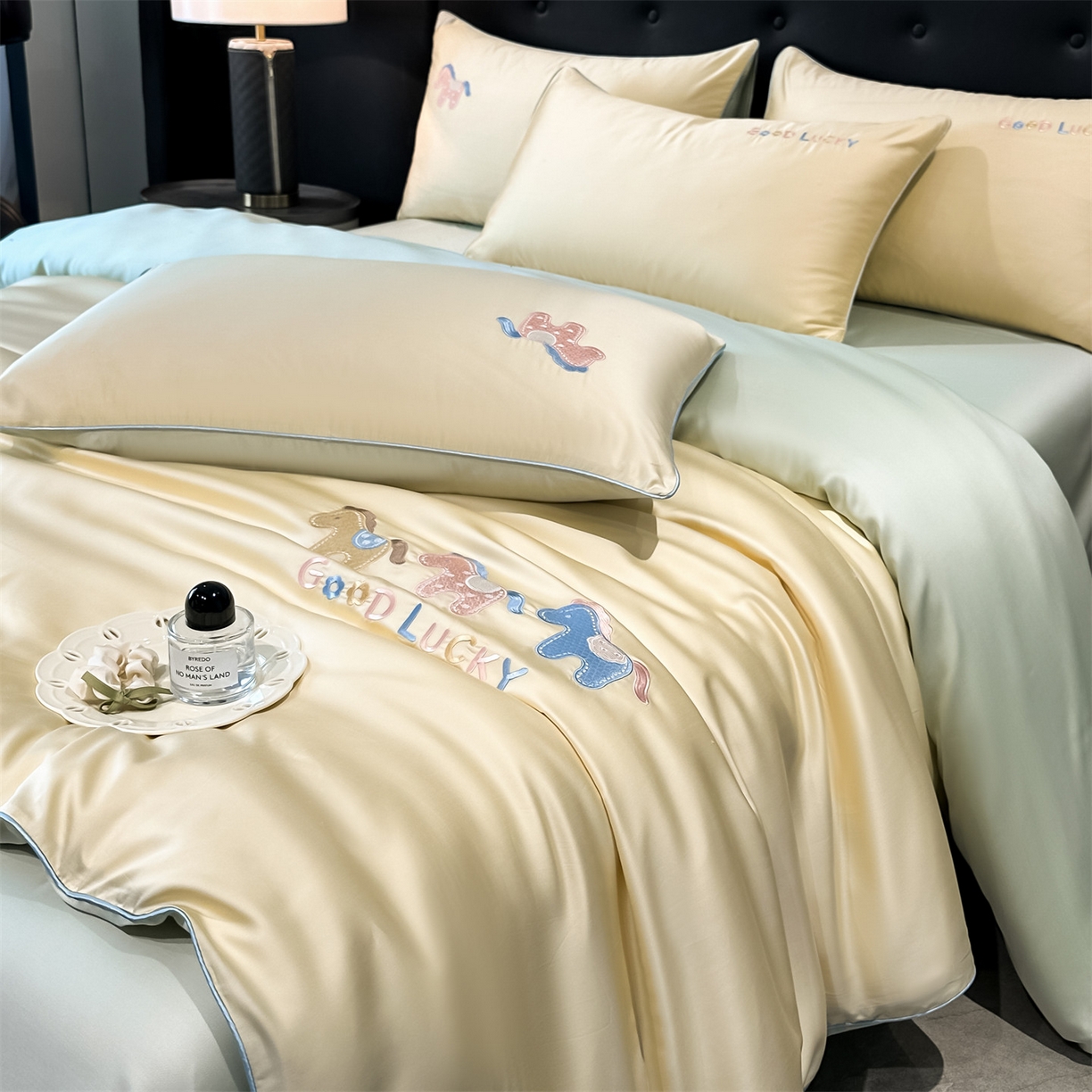 91家纺网 家纺一手货源 找家纺 （总）小久久（小九九） 2026新款水洗冰丝刺绣以梦为马四件套