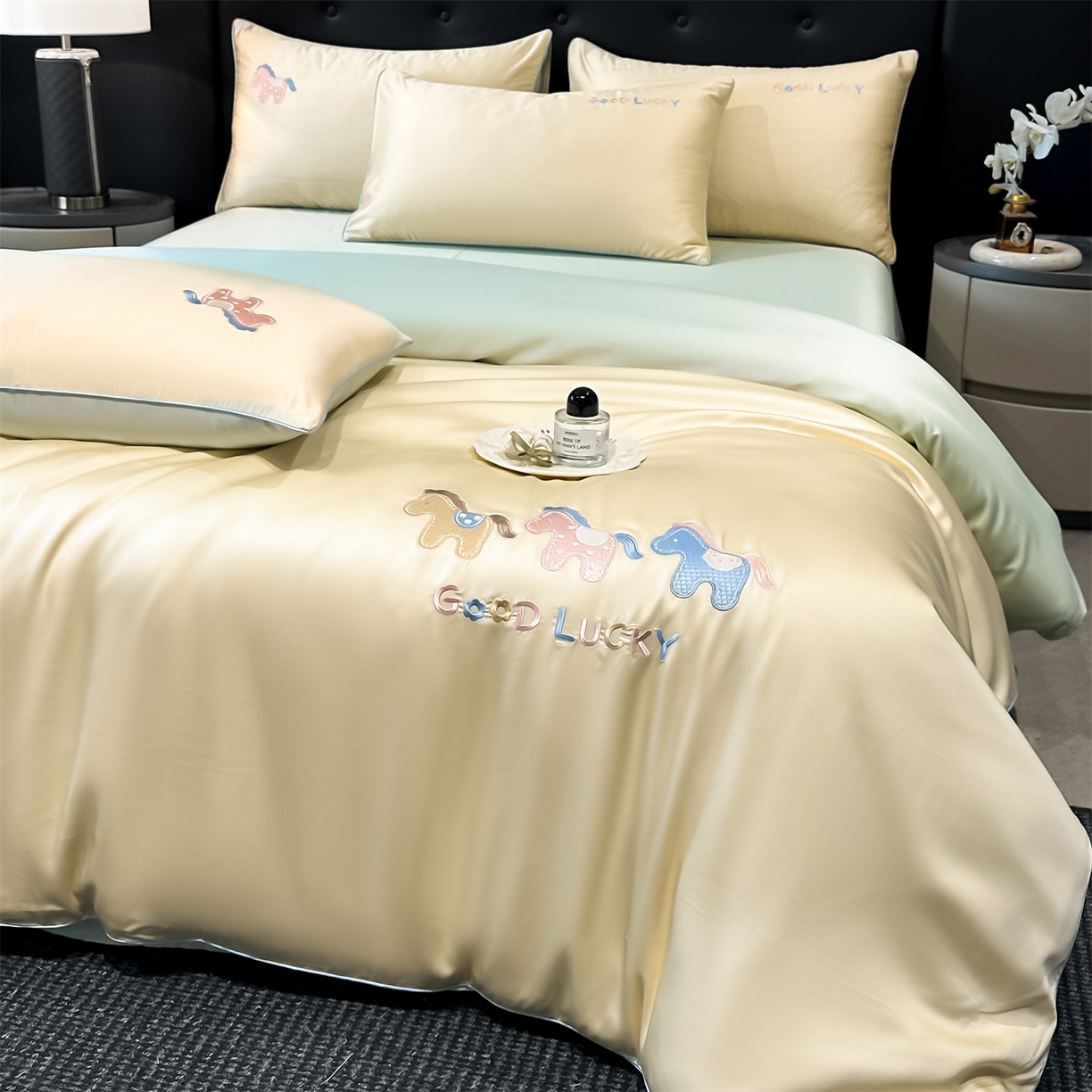 91家纺网 家纺一手货源 找家纺 （总）小久久（小九九） 2026新款水洗冰丝刺绣以梦为马四件套