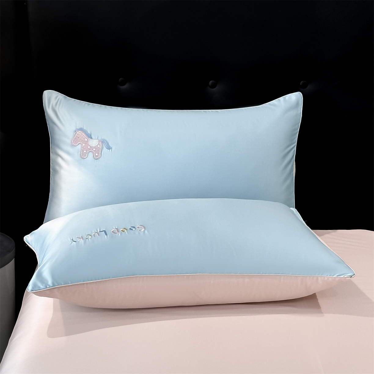 91家纺网 家纺一手货源 找家纺 小久久（小九九） 2026新款水洗冰丝刺绣以梦为马四件套 天空蓝+梧桐杏