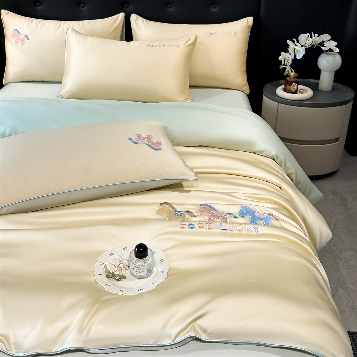 91家纺网 家纺一手货源 找家纺 （总）小久久（小九九） 2026新款水洗冰丝刺绣以梦为马四件套