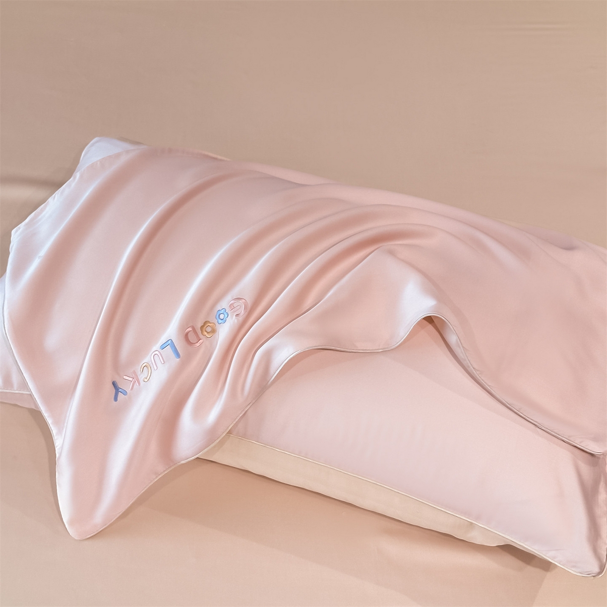 91家纺网 家纺一手货源 找家纺 小久久（小九九） 2026新款水洗冰丝刺绣以梦为马四件套 奶油粉+梧桐杏