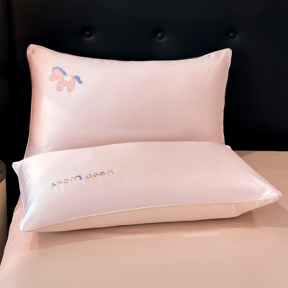 91家纺网 家纺一手货源 找家纺 小久久（小九九） 2026新款水洗冰丝刺绣以梦为马四件套 奶油粉+梧桐杏