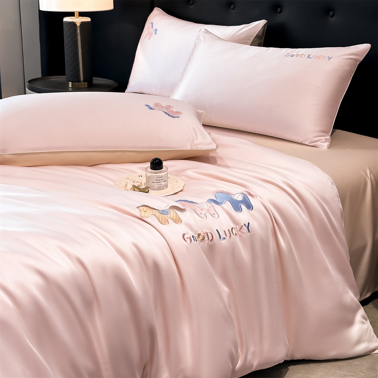 小久久（小九九） 2026新款水洗冰丝刺绣以梦为马四件套 奶油粉+梧桐杏