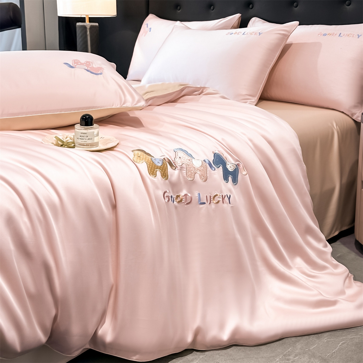 91家纺网 家纺一手货源 找家纺 小久久（小九九） 2026新款水洗冰丝刺绣以梦为马四件套 奶油粉+梧桐杏