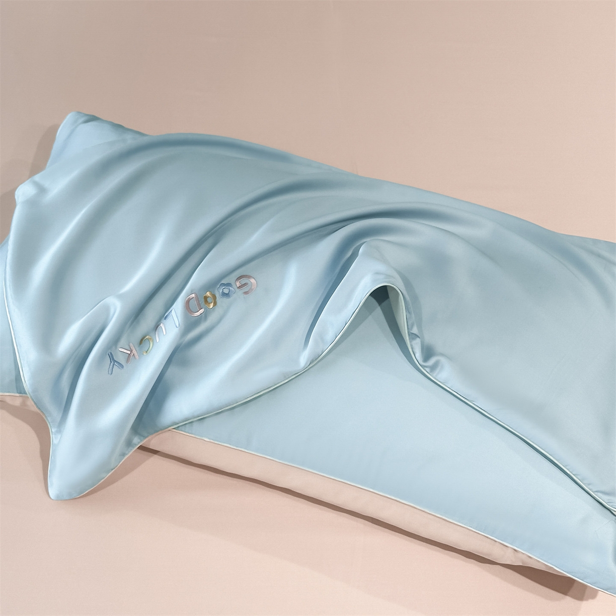 91家纺网 家纺一手货源 找家纺 小久久（小九九） 2026新款水洗冰丝刺绣以梦为马四件套 天空蓝+梧桐杏