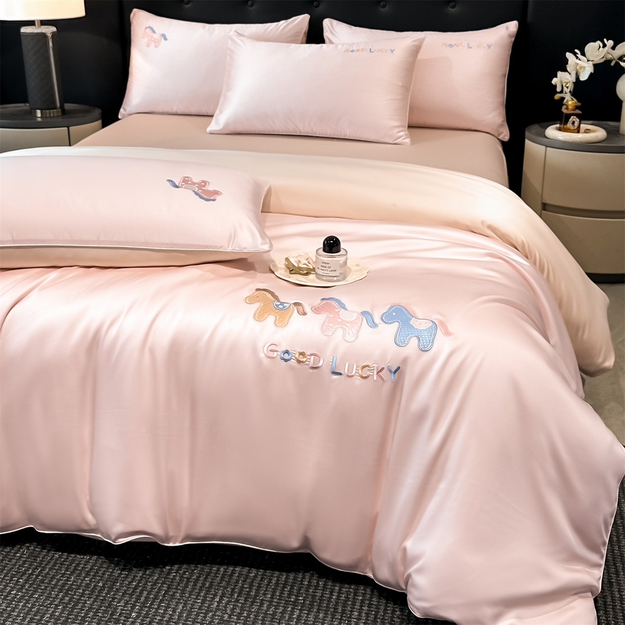 91家纺网 家纺一手货源 找家纺 小久久（小九九） 2026新款水洗冰丝刺绣以梦为马四件套 奶油粉+梧桐杏