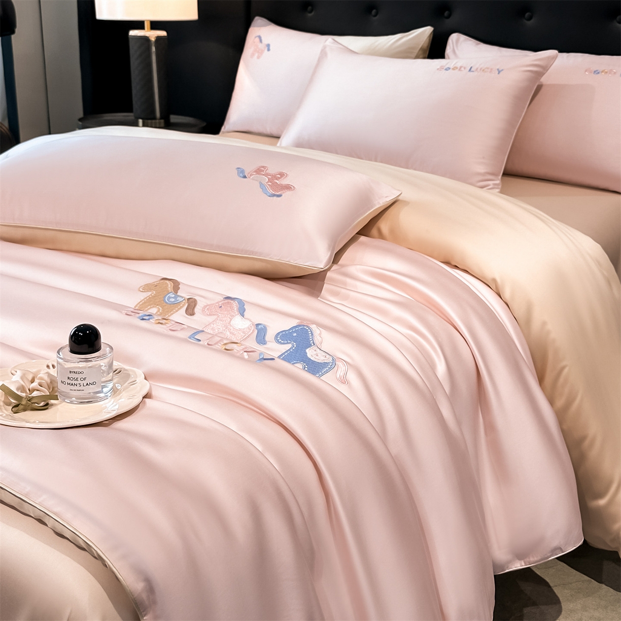 91家纺网 家纺一手货源 找家纺 小久久（小九九） 2026新款水洗冰丝刺绣以梦为马四件套 奶油粉+梧桐杏